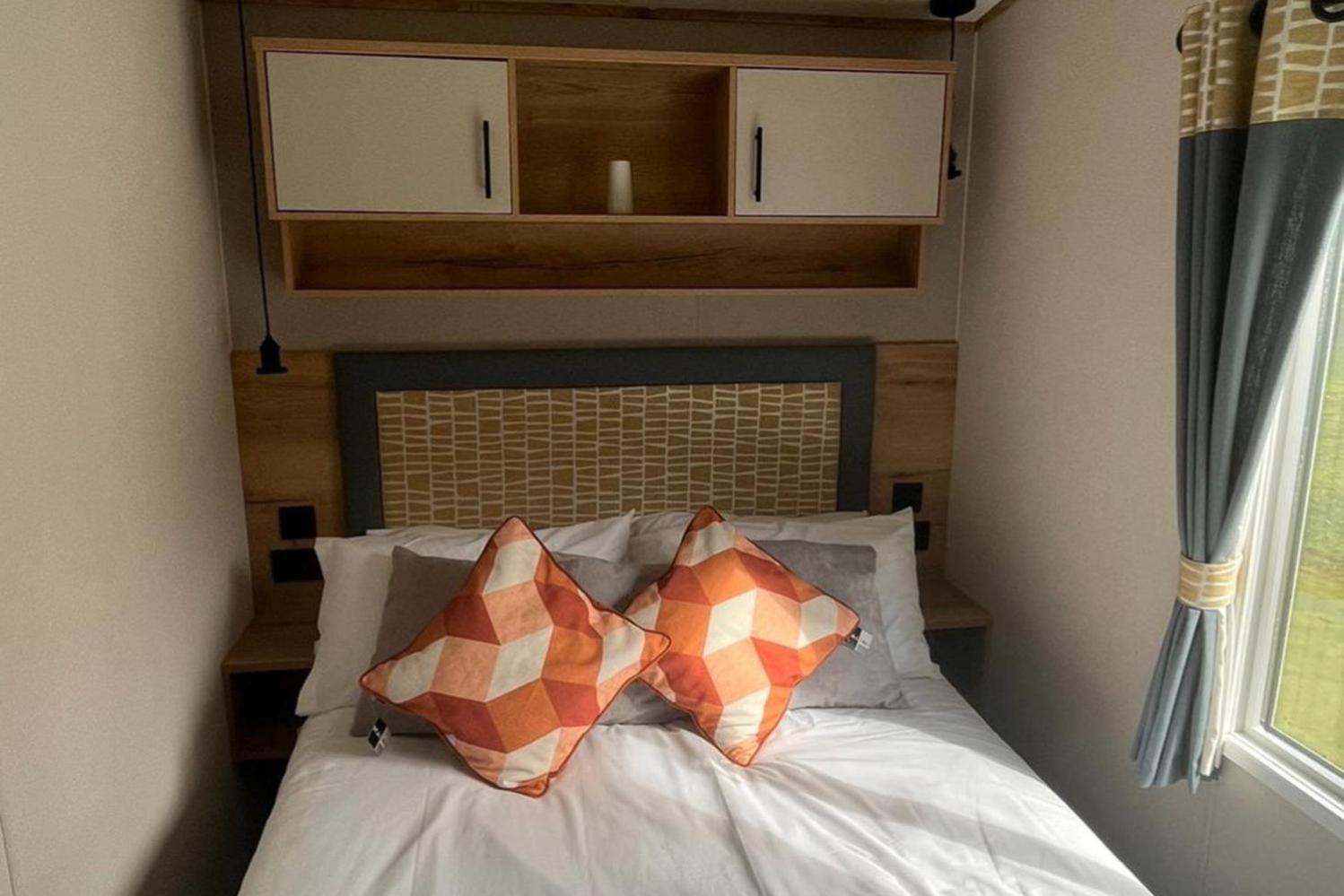 Hafan Y Mor Park 3-bed Caravan Sleeps 8 Pets Ok Chalet